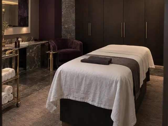 Koyu ahşap dolaplı odada hazırlanmış masaj masası — Kavaklı, Masaj Salonun