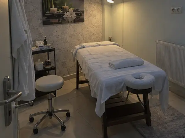Tabure ve malzeme arabasıyla hazırlanmış masaj odası — Kavaklı, Masaj Salonun