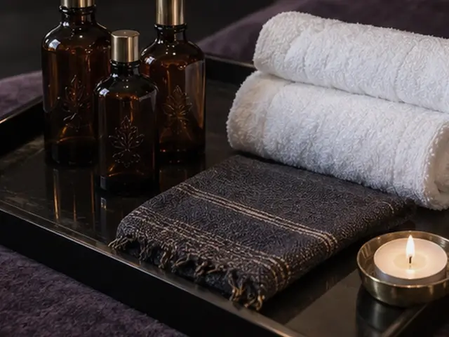 Rulo havlular, koyu peştemal ve yanan mum — Kavaklı, Masaj Salonun