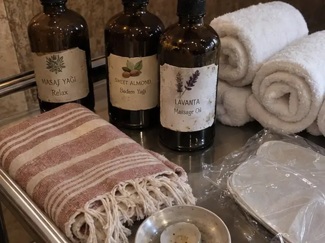 Masaj yağı şişeleri, rulo havlular ve pembe peştemal — Kavaklı, Masaj Salonun