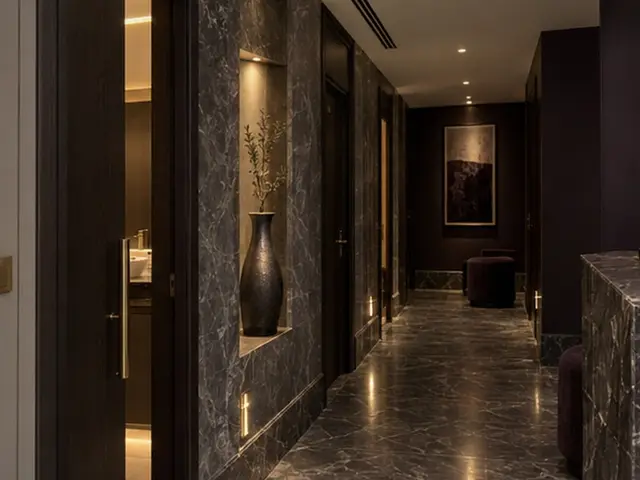 Mermer duvarlı, loş ışıklı salon koridoru — Kavaklı, Masaj Salonun